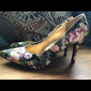 143 Girl Size 7 floral pumps